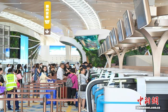 图为旅客在T3航站楼办理行李托运。中新社记者 陈骥旻 摄 