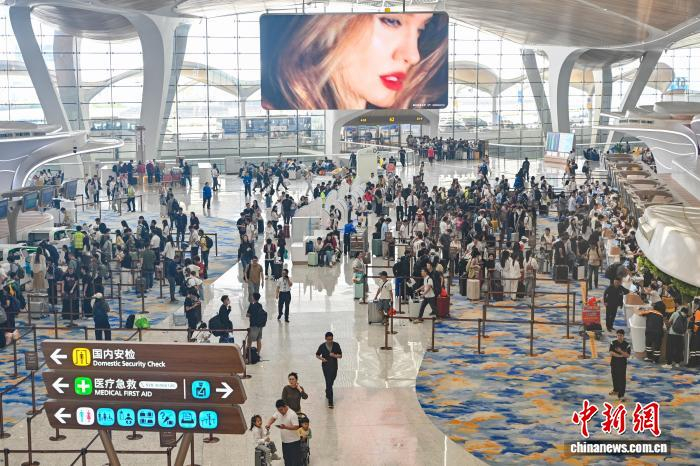图为旅客在T3航站楼出行。中新社记者 陈骥旻 摄 