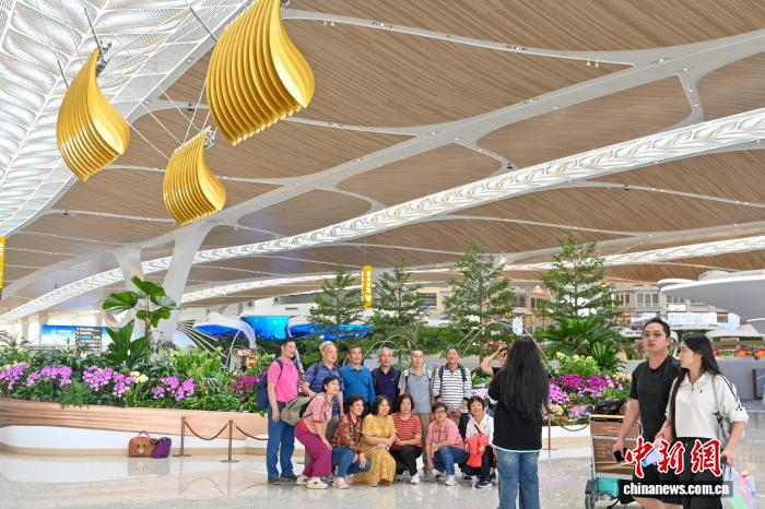 图为旅客在T3航站楼合影。中新社记者 陈骥旻 摄 