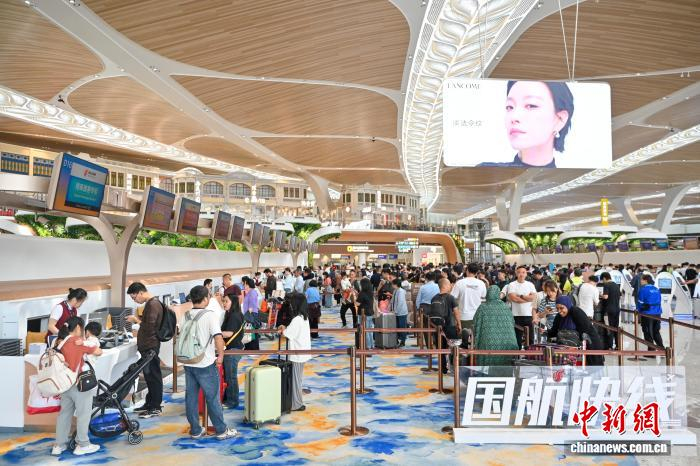 图为旅客在T3航站楼办理值机。中新社记者 陈骥旻 摄 