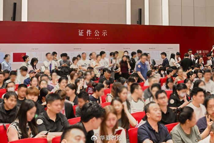 龙湖观萃苑开盘现场。项目案场销售供图