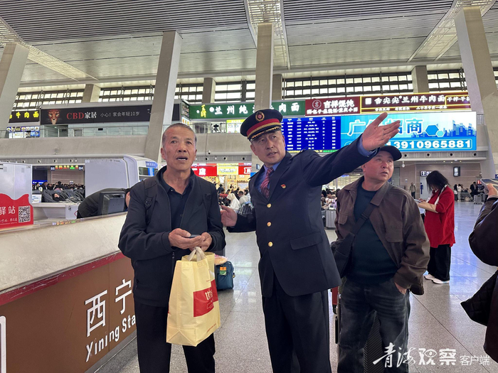 西宁站候车室内，高铭辰正在为老年旅客指引乘车方向。青海日报融媒体记者王晶 丁玉梅 摄