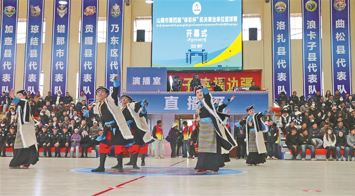 赛前的文艺演出。记者 武沛涛 摄