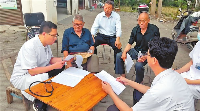 杜思远家庭医生团队在南阳市宛城区汉冢村开展签约服务。受访者供图