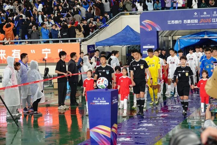 5月2日，南京队主场迎战常州队，裁判员与球员入场。范杰逊 摄