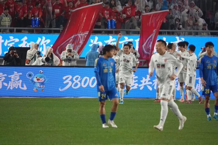 5月2日，作客南京的常州队率先攻入一粒精彩远射。范杰逊 摄