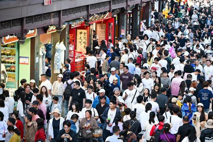 游客在南京夫子庙景区游玩。图源：新华社