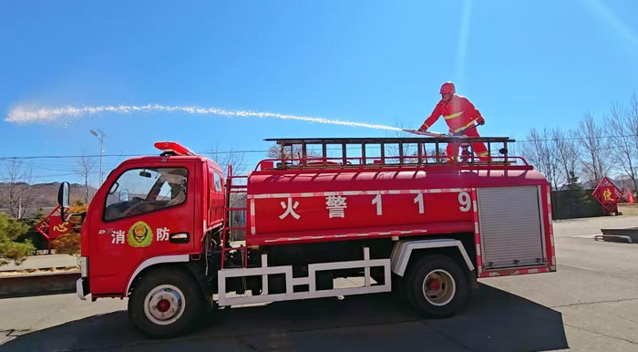 消防车供水操作  图/佳木斯市郊区农牧业发展中心提供