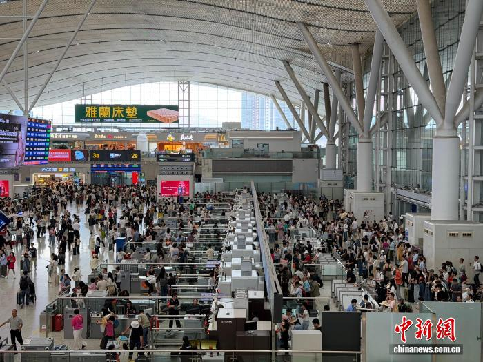 假期期间的深圳铁路人潮涌动。田恬 摄 