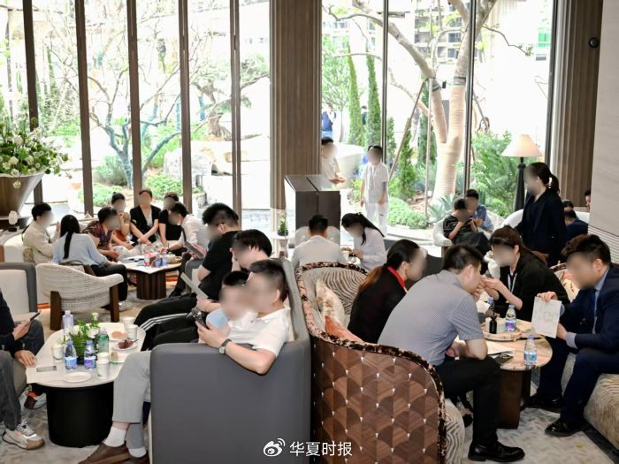 龙湖观萃苑销售案场。黄指南/摄