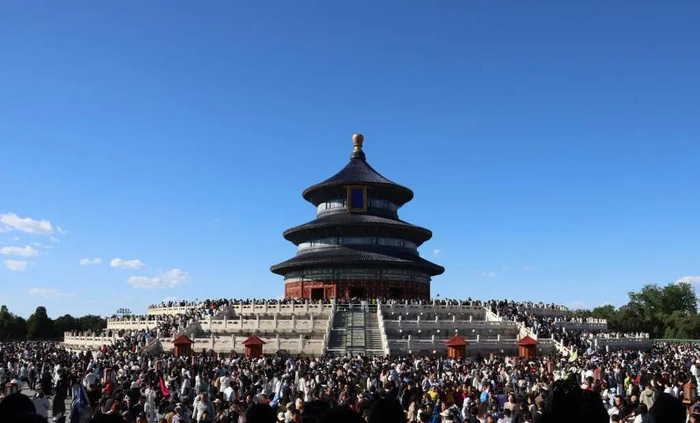 游客在天坛公园参观游览。图源：新华社