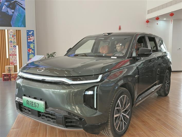     4月21日，市民在三师图木舒克市广汽传祺粤疆店试驾新能源汽车。     兵团日报常驻记者  哈尼克孜·哪斯尔  通讯员  韦镍军  摄