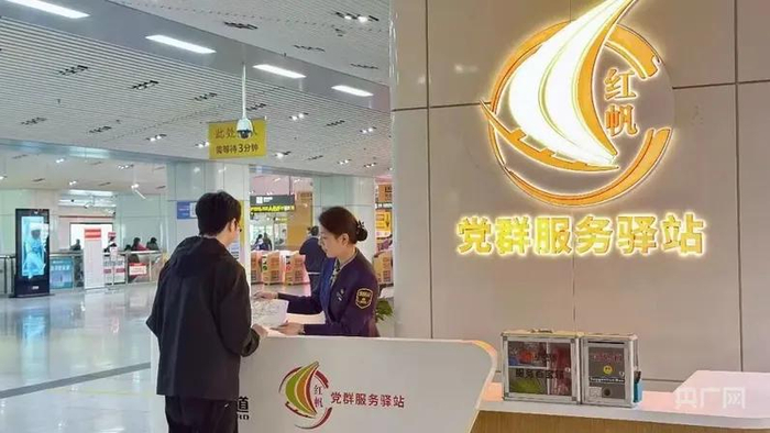 “五一”期间合肥地铁暖心服务市民及游客出行（央广网发 合肥轨道集团供图）
