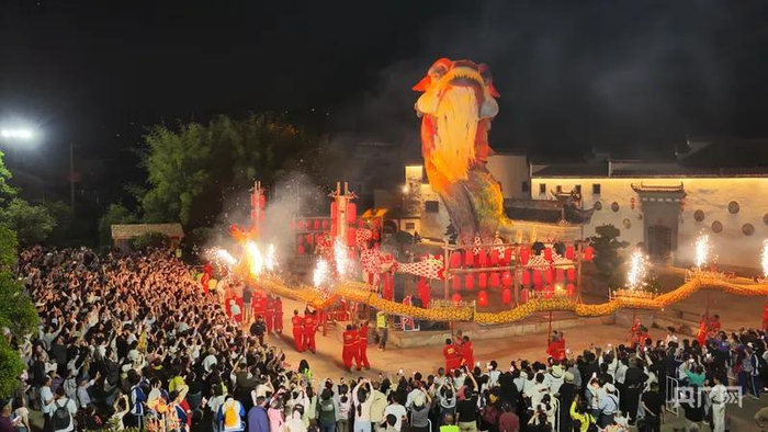 唐模景区融合“满池娇·独占鳌头”、烧火龙、跳钟馗、徽州鱼灯等，推出非遗民俗展演活动（央广网发 图片来源徽州区潜口镇）