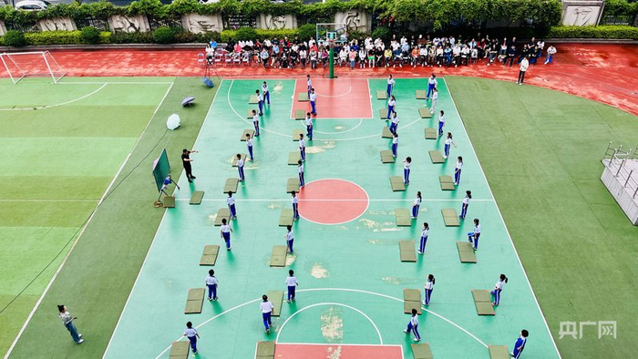 福建公布在全省推行中小学春秋假制度。图为一小学正在进行室外活动（央广网记者  龚雯  摄）