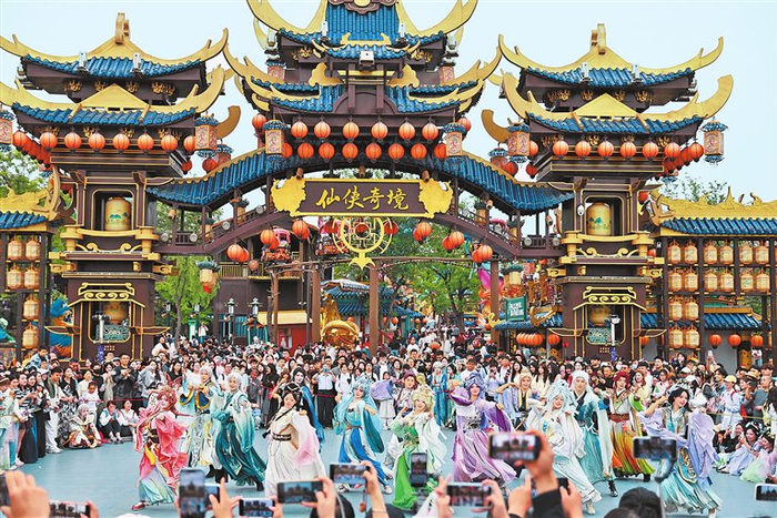 万岁山武侠城核心景点“仙侠奇境”，仙侠主题舞蹈轮番上演。　本版图片均为本报全媒体记者 聂冬晗 王铮　本报通讯员　袁航　摄