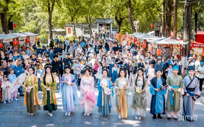 “五一”期间包公园举办长三角（合肥）汉服嘉年华巡游（央广网发 图片来源合肥文旅）