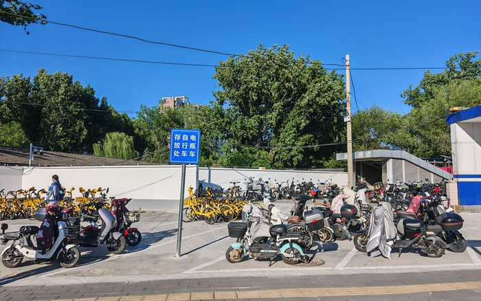 近日，北京双桥地铁站东北角一处闲置边角地被改造为非机动车停放区，能同时容纳160余辆非机动车停放。交管部门供图