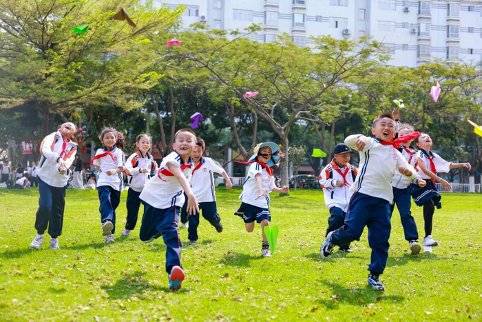 “无作业日”云南省红河州开远市东城小学的孩子们在玩耍。陶家淇摄
