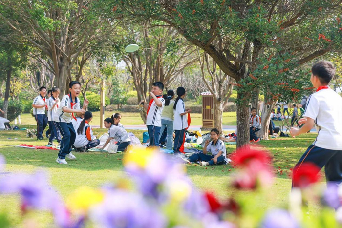 云南省红河州开远市东城小学的孩子们在周三放学后开心玩耍。陶家淇摄
