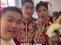 婚车为赶场将新人丢在高速上 过路宾利车主仗义免费解围