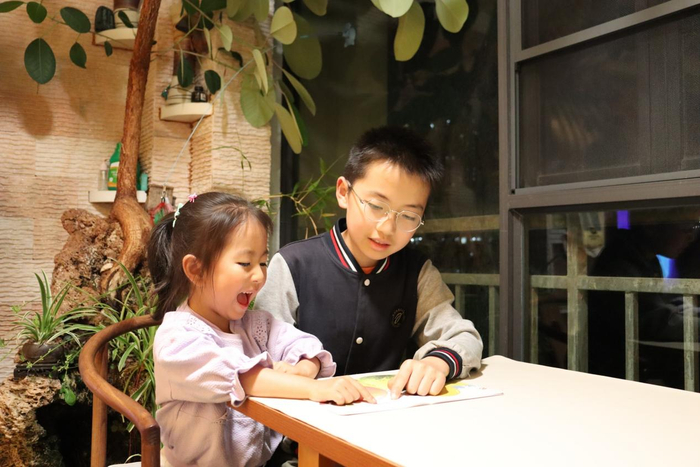 孩子在家里享受陪伴时光。曲靖市第二小学供图