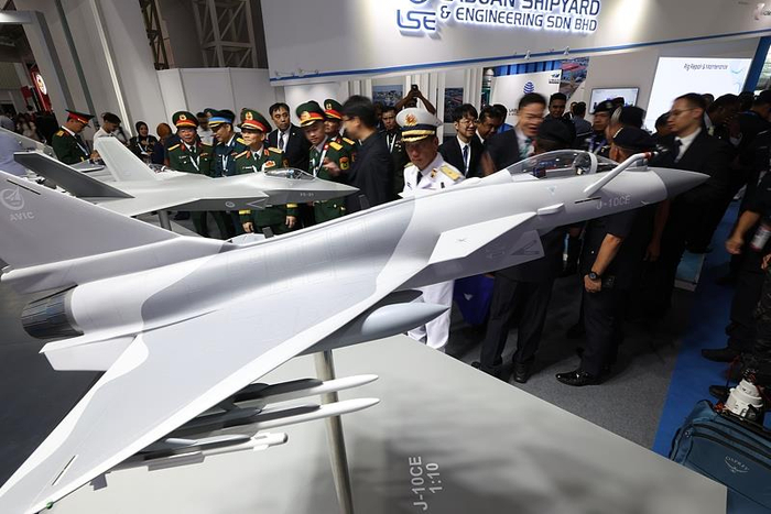歼-10CE亮相外国航空展 新华社
