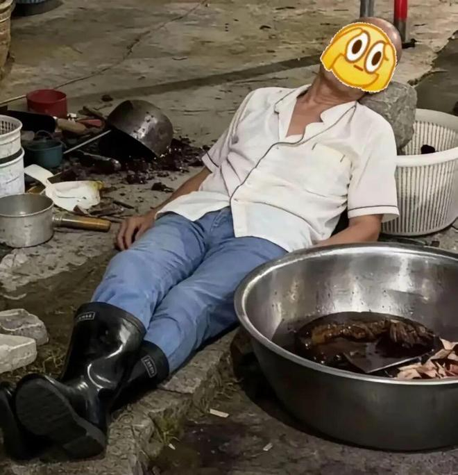 “躺平”的老莫。图源网络