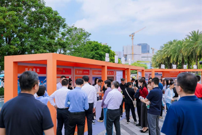 （2026深圳“五一”好房节深铁展位咨询现场，企业供图，央广网发）