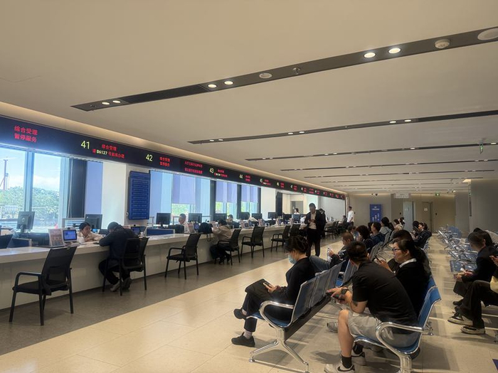 东城区人社局经办大厅在全市率先实现“受审分离、一窗通办”，平均等待时长从13分钟缩至6分钟。新京报记者 陈琳 摄