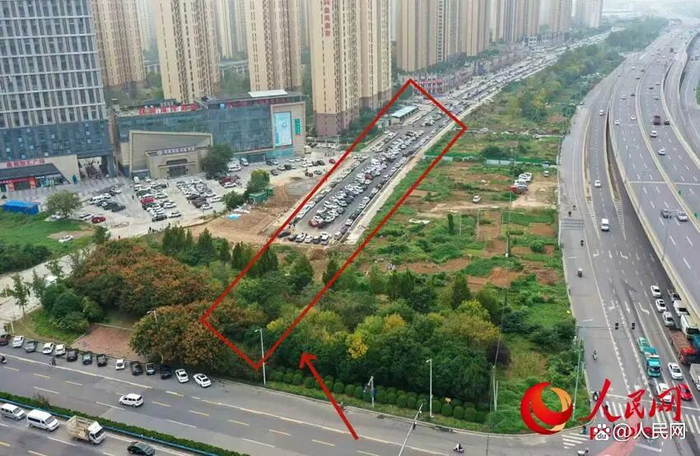 ▲2025年10月15日，百荣路东段断头，仅剩不到100米就可以与主路连通，路面成了大型停车场。图/人民网