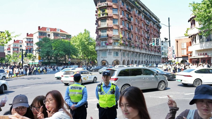 “五一”假期，武康路与安福路游人如织。文汇报记者 赵立荣 通讯员 陈勇 摄