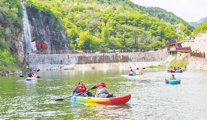 游客在陵川自在荒野山地度假公园体验水上项目。吴艳斐 摄