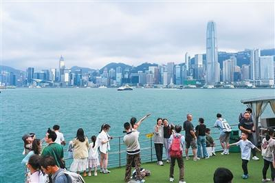 游客在香港维多利亚港游览。新华社记者 朱 炜摄