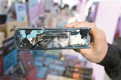 北京书市售卖的刷边书 摄影/本报记者 李娜