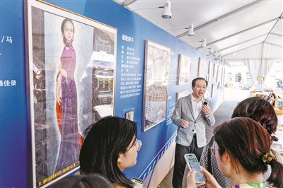 北京书市上的“文影辉映”专题展览 摄影/本报记者 李娜