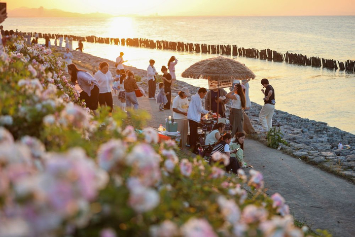 5月5日，游人在浙江省湖州市吴兴高新区幻溇村的蔷薇花海游玩。 新华社发（何伟卫摄）
