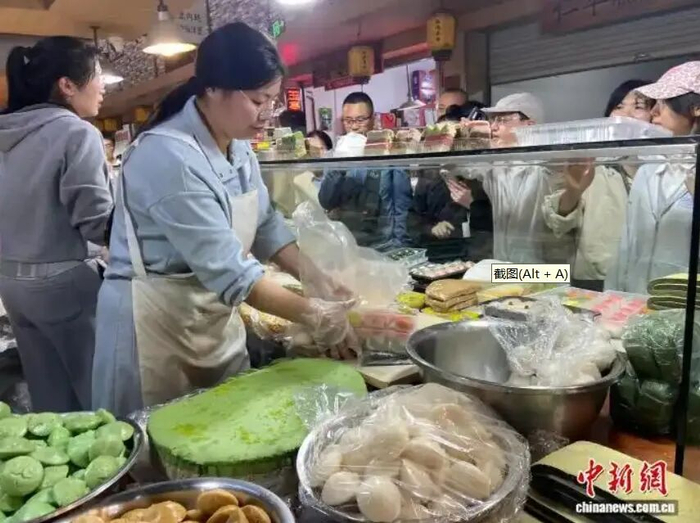 游客在浙江石浦菜场购买特色糕点。林波 摄