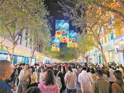 　　“五一”假期，中央大街吸引了众多市民游客。 “哈报手机记者” 史敏捷摄