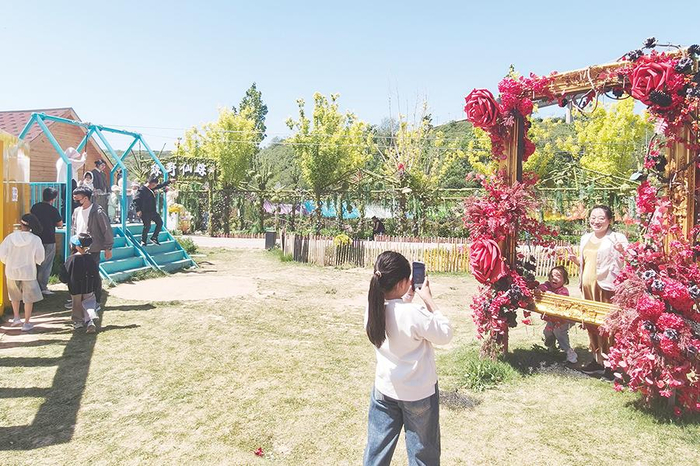市民在丹河龙门湖露营地游玩。本报记者 程才 摄