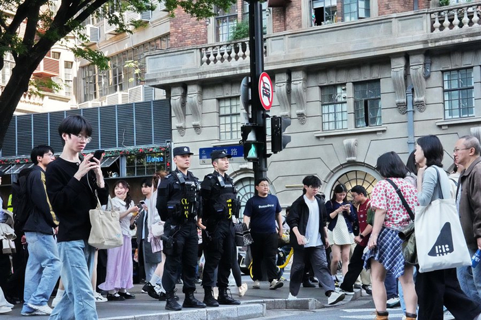 “五一”假期，武康路与安福路游人如织。文汇报记者 赵立荣 通讯员 陈勇 摄