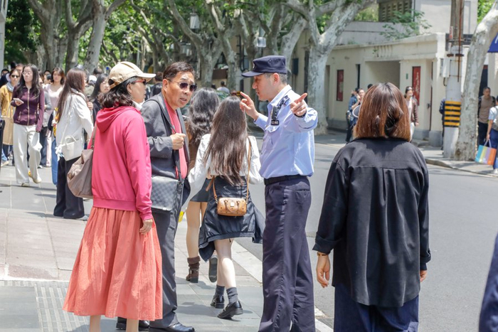 上海市公安局徐汇分局湖南路派出所民警吴笔刚在武康大楼、安福路地区开展节日安保工作。文汇报记者 赵立荣 通讯员 吴强 摄