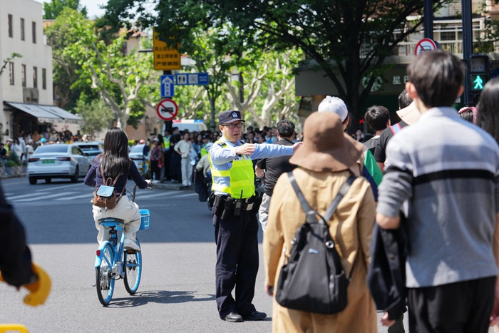 “五一”假期，武康路与安福路游人如织。文汇报记者 赵立荣 通讯员 陈勇 摄