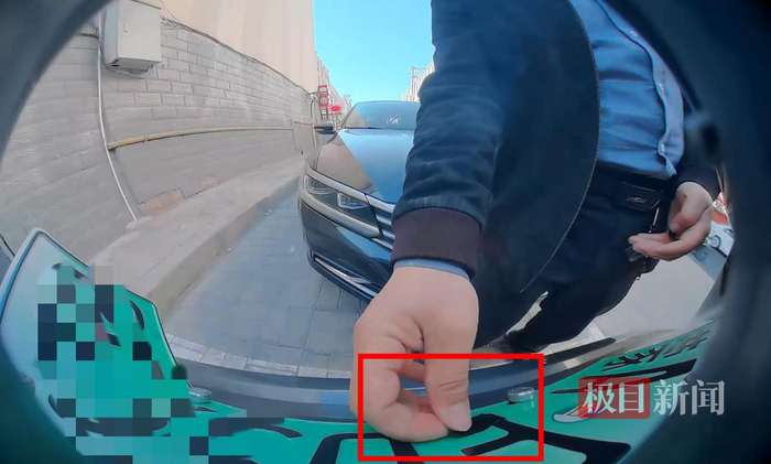车牌被贴胶带（监控截图）