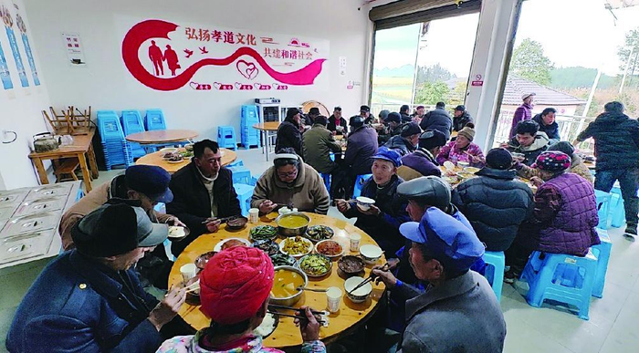     老人们在石柱宝坪村的“共享食堂”就餐。    据新重庆－重庆日报