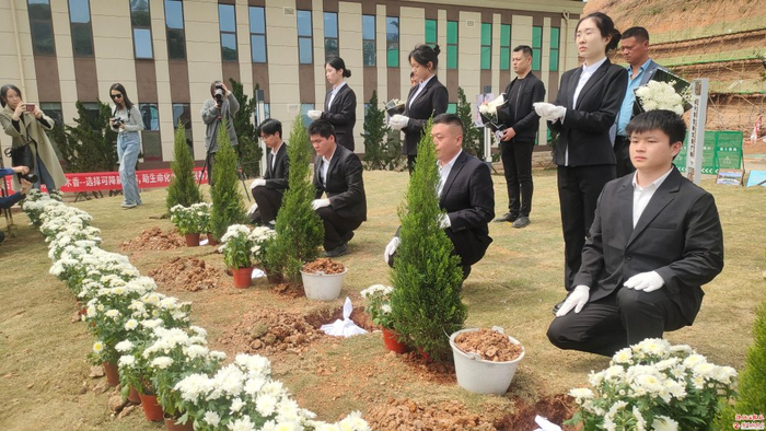 我市生态葬现场。记者 徐滔/摄