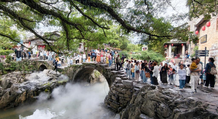 　　5月3日，游客在广西昭平县黄姚古镇带龙桥游玩观景。新华社发（廖祖平 摄）