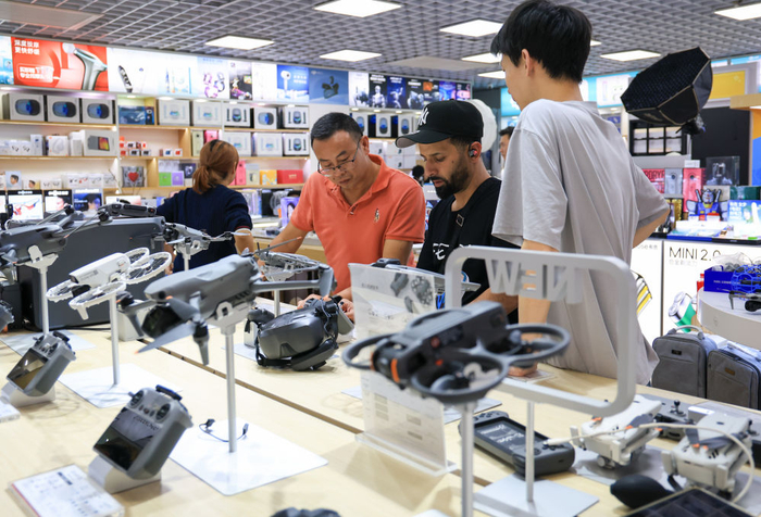 　　5月2日，顾客在深圳华强电子世界一家店铺内选购无人机产品。新华社记者 毛思倩 摄