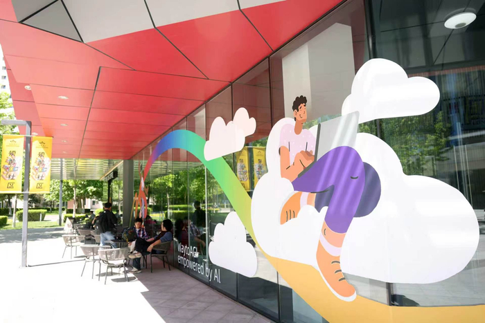 5月7日，模数OPC社区外景。该社区计划在两年内培育1万名AI独立开发者和100家超级个体公司。新京报记者 李木易 摄