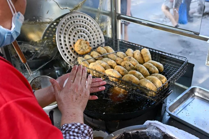 在天津市一家早点铺，商家在制作炸糕。新华社记者 孙凡越 摄